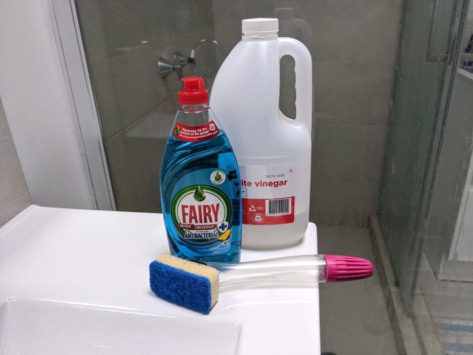 vinegar and washing up liquid shower cleaner